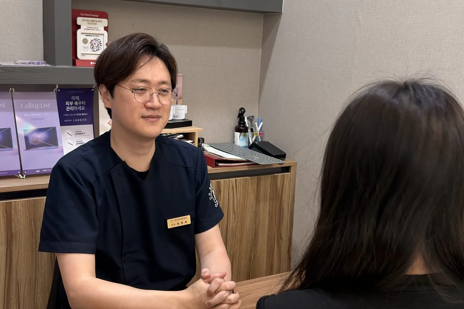 院長在診間與來諮詢的人面對面 · Dr. Designer Clinic