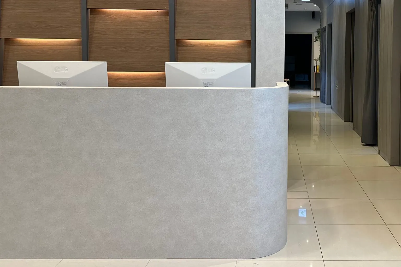 Dr. Designer Clinic 櫃檯與走廊